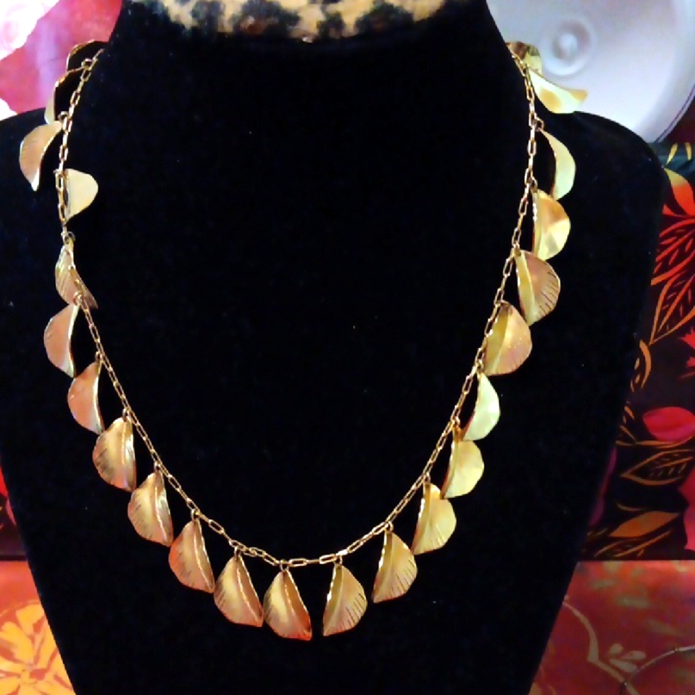 Trifari Elegant Gokd Leaf Necklace